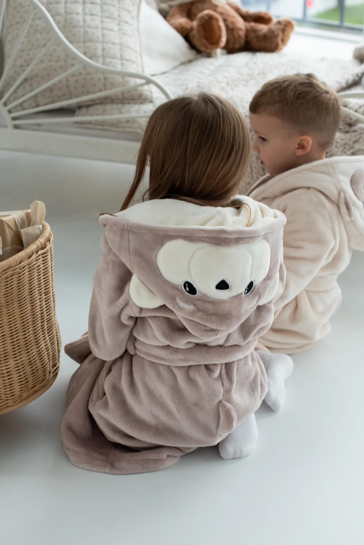 Діти граються в халатах Teddyboo